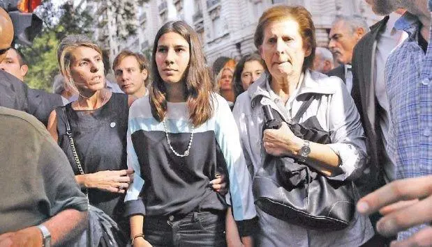 Arroyo Salgado, ex mujer de Nisman, junto a la hija mayor y la madre del fiscal fallecido.