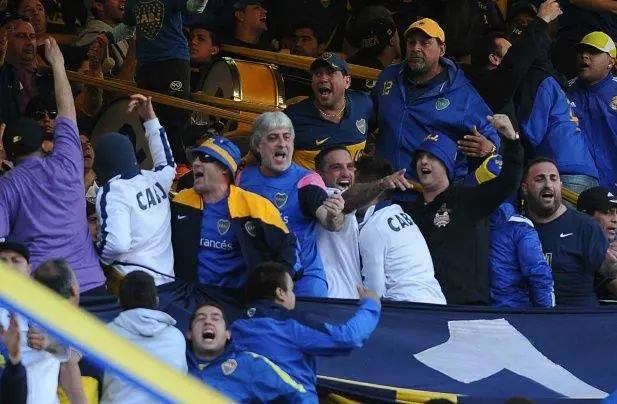 Rafael Di Zeo, barra de Boca, presente en la cancha. 