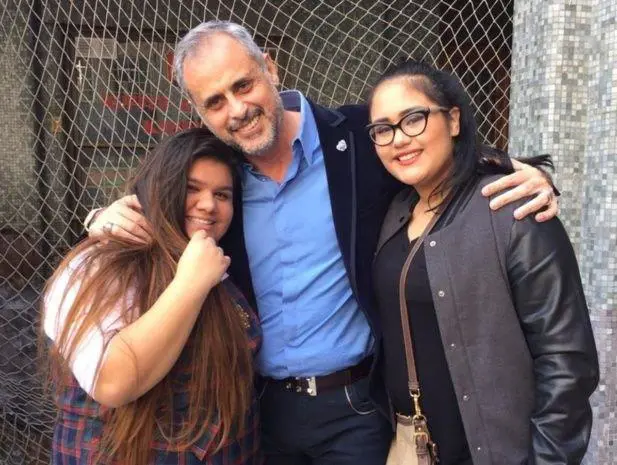 Rial junto a sus amores. 