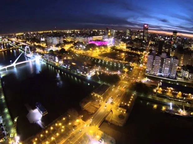 Vista nocturna de Puerto Madero desde un dron. Se busca controlar el uso de estos dispositivos en el barrio. 