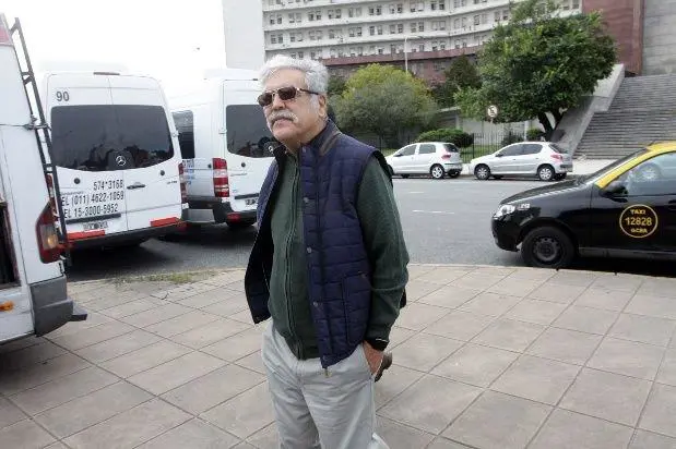 De Vido en la vereda de los tribunales federales de Retiro.