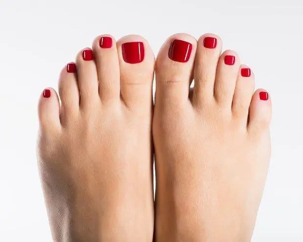 pies con u�as rojas
