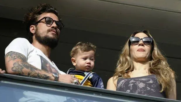 Osvaldo y Barn con su hijo Morrison en cancha de Boca