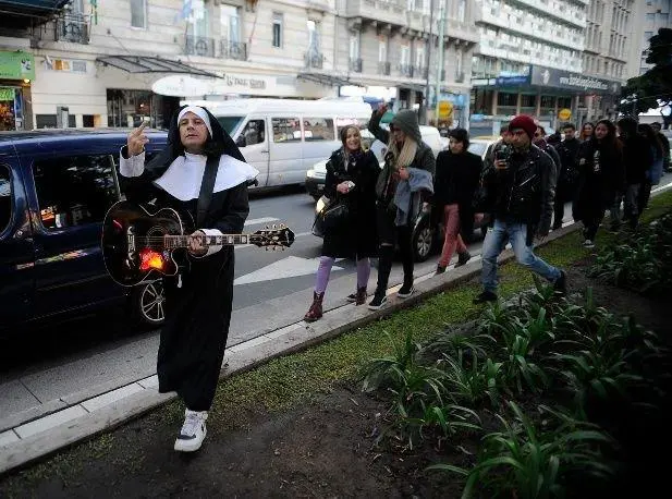 Actitud provocadora? Cristian Aldana apareci vestido de monja en una manifestacin donde se lo acusa de ser un abusador sexual de menores