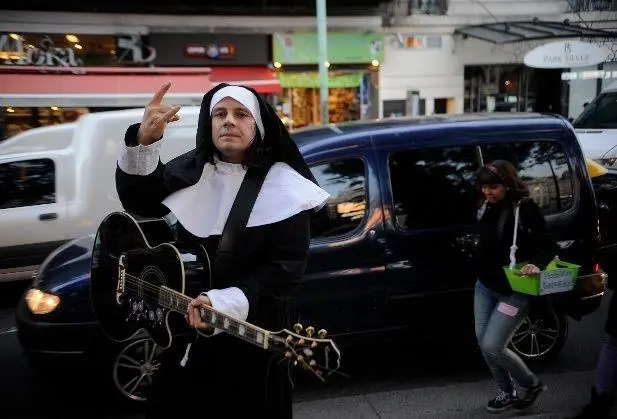 Actitud provocadora? Cristian Aldana apareci vestido de monja en una manifestacin donde se lo acusa de ser un abusador sexual de menores