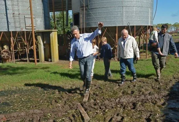 El presidente Macri, cuando visit a las familias damnificadas por las inundaciones en Colonia Fidela, Santa fe.