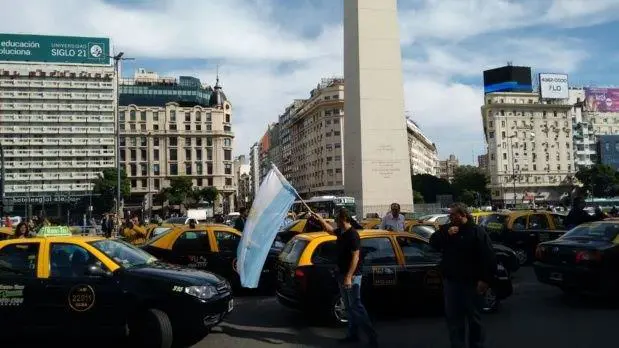 Taxistas se manifiestan en diez puntos de la Ciudad