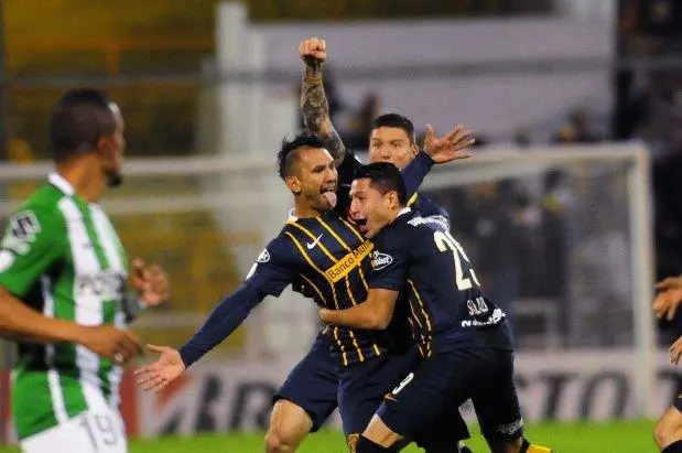 Walter Montoya festeja su gol