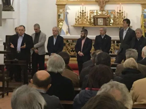 Federico Pinedo, Felipe Sol, Esteban Bullrich y Gustavo Vera, entre otros, en el acto en apoyo al Papa Francisco