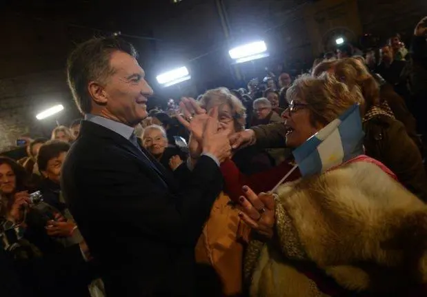 Macri recibe el saludo de los jubilados.