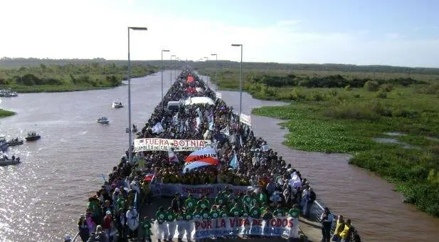 Marcha de habitantes de Gualeguaych al puente internacional para pedir por el cierre de Botnia