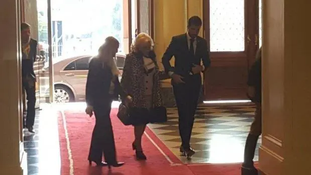 Mirtha Legrand ingresa a la Rosada del brazo de su nieto, Nacho Viale