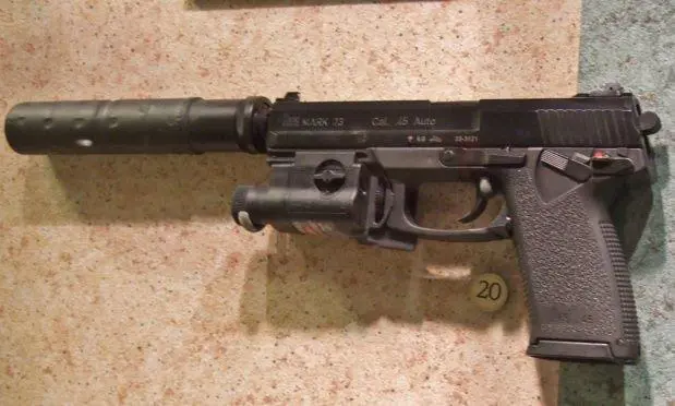 Pistola 9mm con silenciador