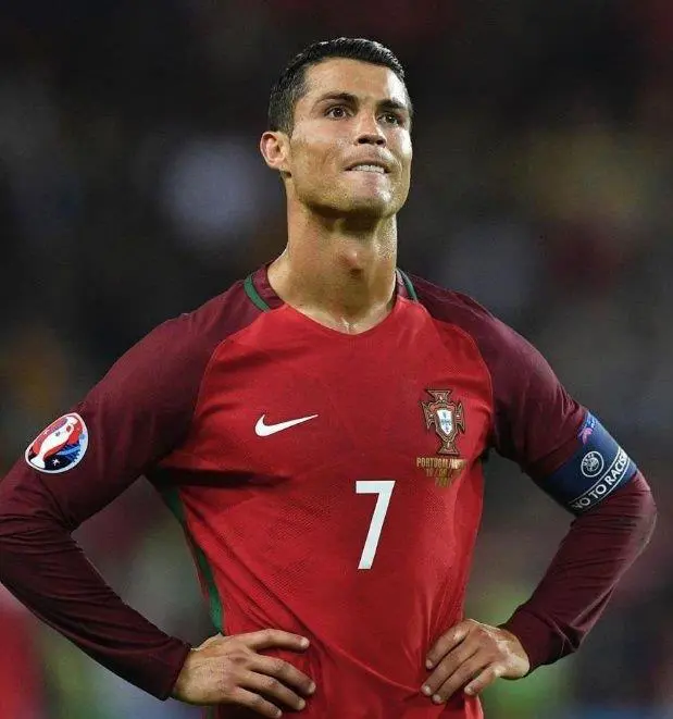 Cristiano Ronaldo no la pasa bien en la Euro 2016