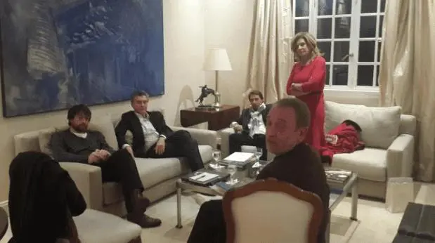 El Presidente reunido con periodistas antes de su internacin