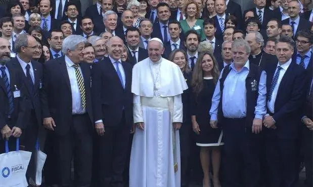 El Papa Francisco junto a, entre otros, Ricardo Lorenzetti, Sebastin Casanello y Julio Piumato.