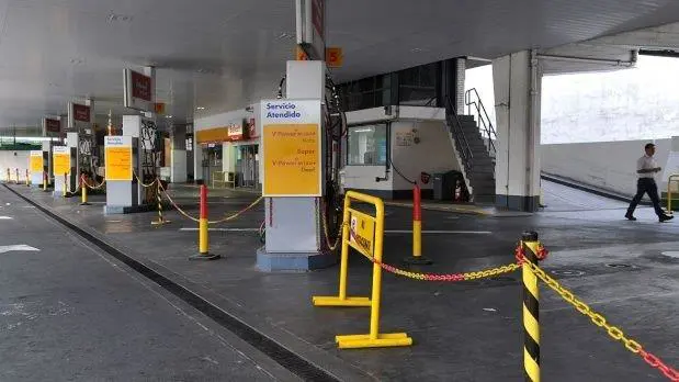 Buenos Aires: Las estaciones de servicio no funcionaron, en la jornada del paro nacional de 24 horas decretado por 22 sindicatos del transporte en reclamo al gobierno nacional por cambios en el impuesto a las ganancias.Foto: Leonardo Zavattaro