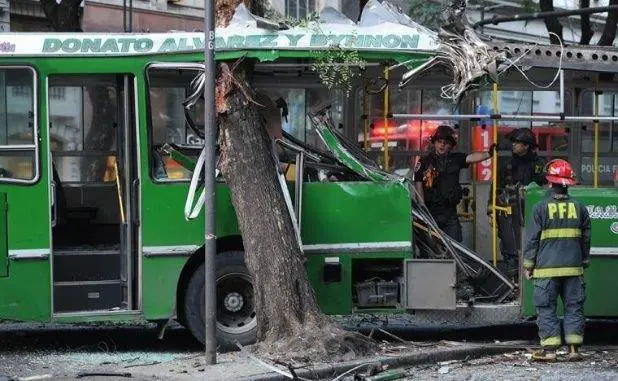 Centro porteño: un colectivo chocó contra un árbol y hay 19 heridos ...