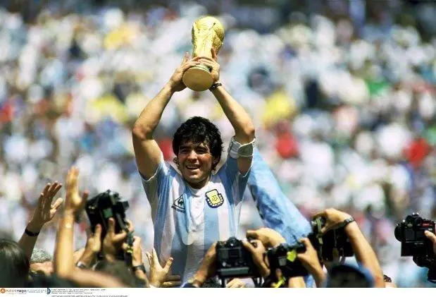 Maradona en el '86, con la Copa del Mundo. A esa altura, Al ya estaba retirado del ring.