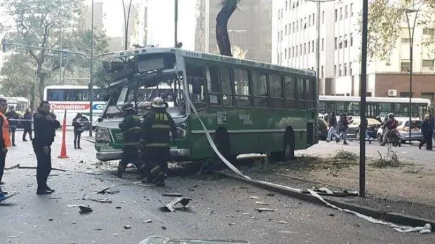 Centro porteño: un colectivo chocó contra un árbol y hay 19 heridos ...