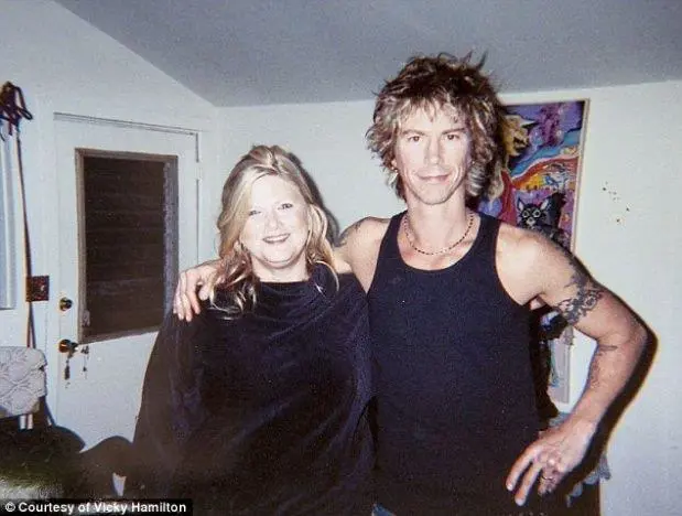 Vicky Hamilton, manager de GNR, junto a Duff McKagan, all por los tiernos aos '90