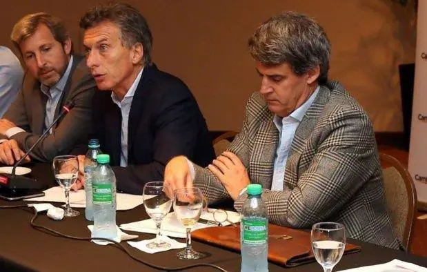 Macri con sus voceros econmicos: Alfonso Prat Gay y Rogelio Frigerio.