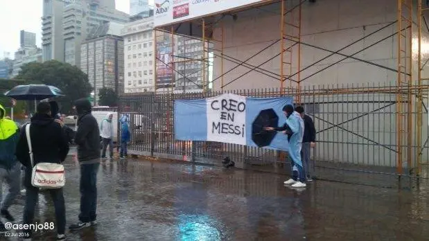 Ni la lluvia evit que la gente grite en el Obelisco #NoTeVayasLio