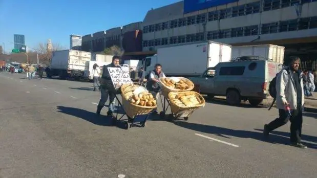 Al igual que el 12 de abril, los vendedores de comida se acercaron a Comodoro Py para alimentar a 