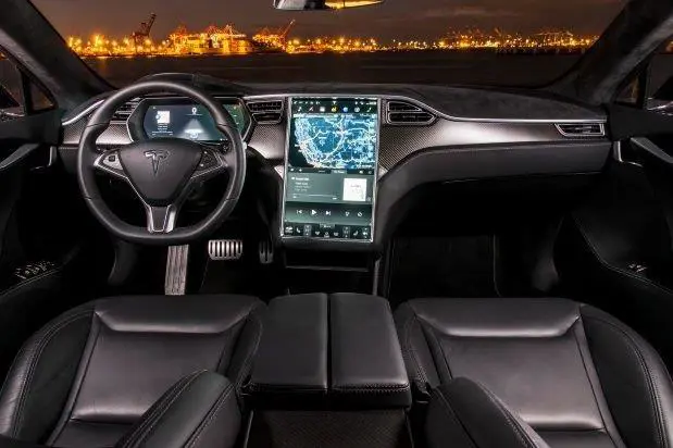 El interior del Tesla model s, el auto que se maneja slo