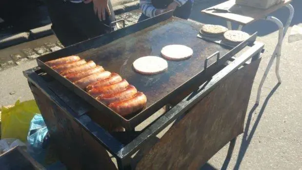 Chori y hamburguesa, la base de la pirmide alimenticia proselitista