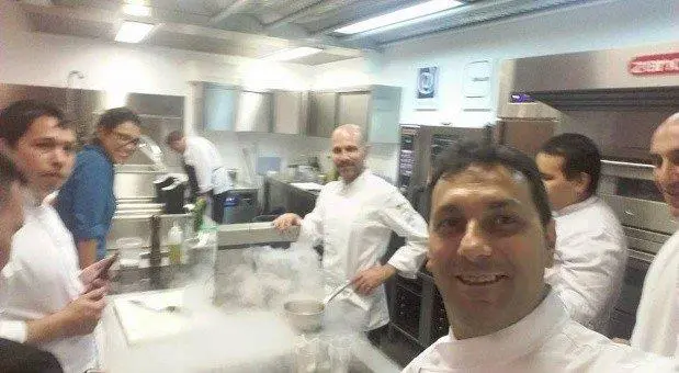 En primer plano, el cheff Diego Rossini en la cocina del rest atacado por ISIS