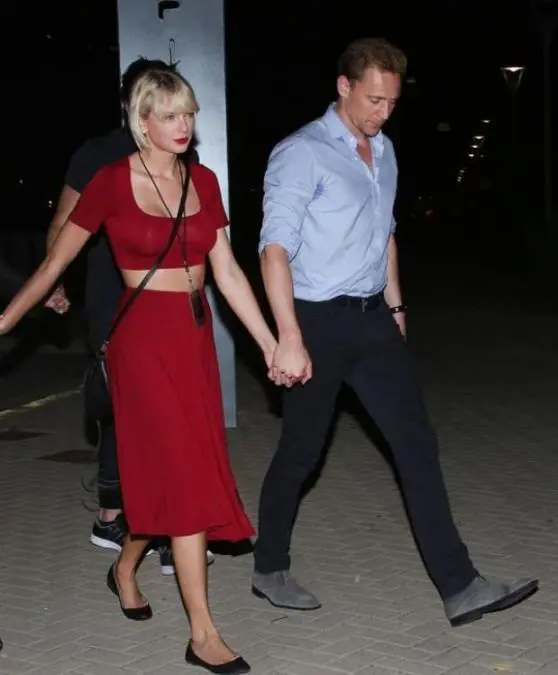 Taylor, su nueva delantera, y su novio, Tom Hiddleston 