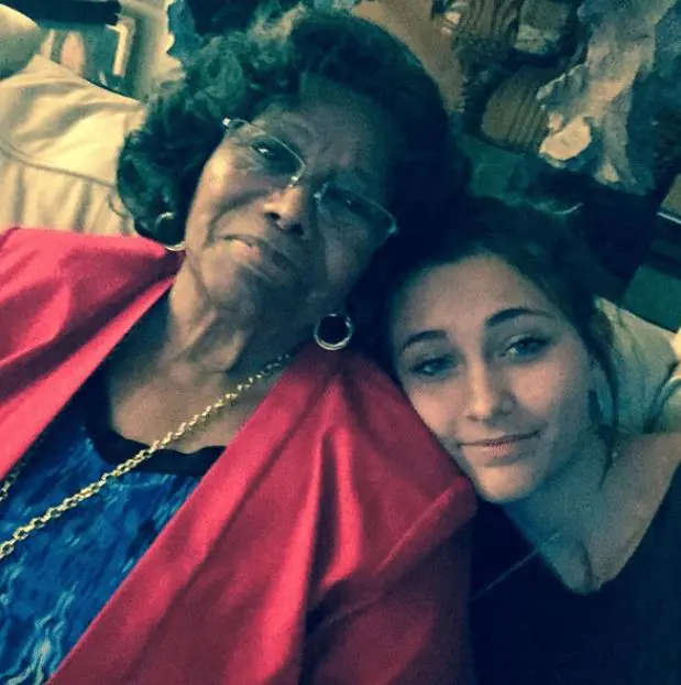 paris_jackson_abuela