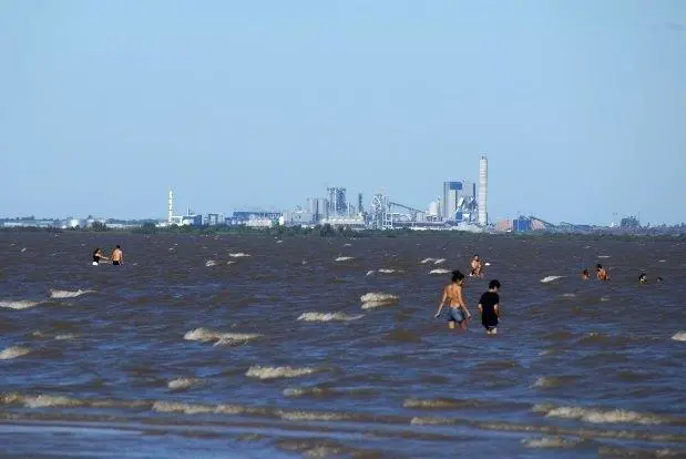 La papelera uruguaya Botnia vista desde el balneario entrerriano andubaysal