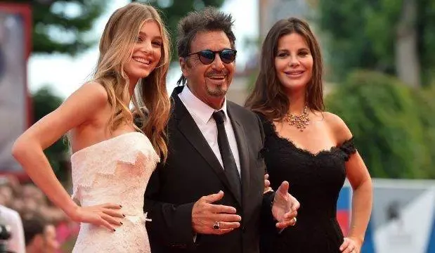 Al Pacino junto a Lucia Polak y la hija de ella, Camila Morrone