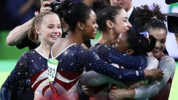 Las chicas hablan como cotorras. 