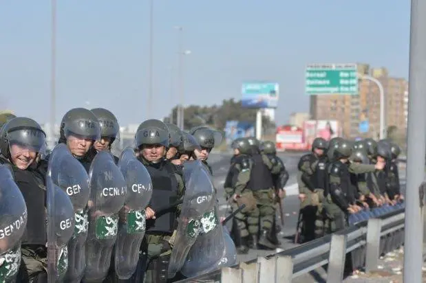 Gendarmera es un organismo militarizado que muchas veces enfrenta una manifestacin sin lderes. 