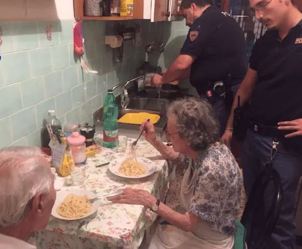 policia_roma_ancianos