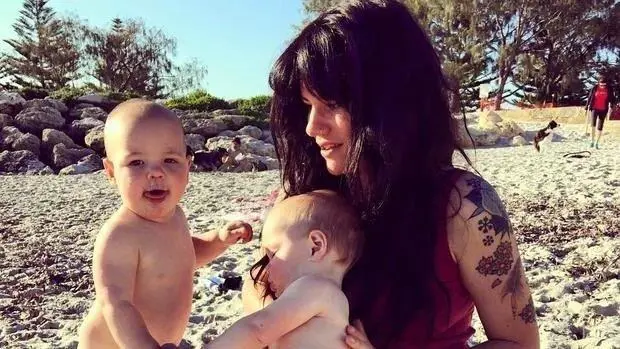 Constance Hall, orgullosa, con sus hijos.