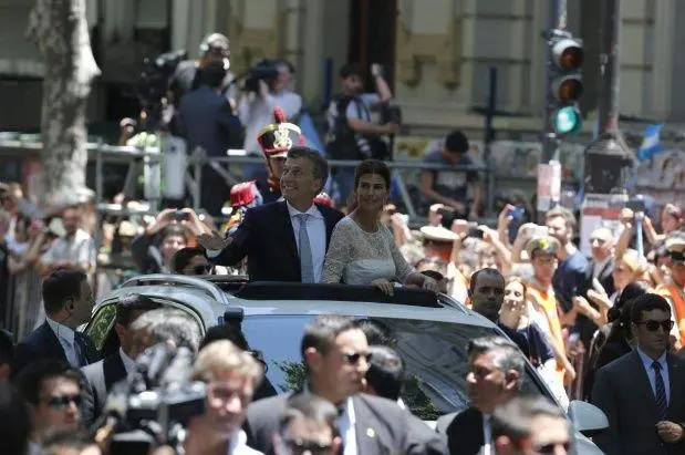 Otros tiempos. El da de su asuncin, Macri recorri en auto el trayecto que une el Congreso de la Casa Rosada.