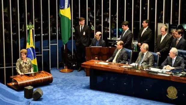 Rousseff se defendi esta maana en el Congreso. Su destitucin depende slo de tres votos todava indefinidos.