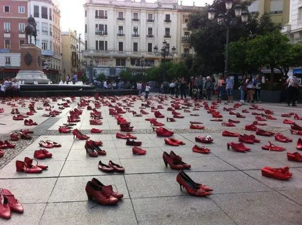 Zapatos rojos, ausencias sangrientas. 