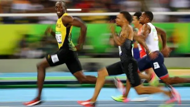 Usaint Bolt en la semifinal de los 100 metros: cruz la meta rindose