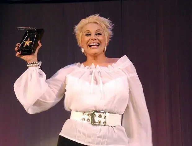 Carmen Barbieri. El cinturn la favorece mucho. 