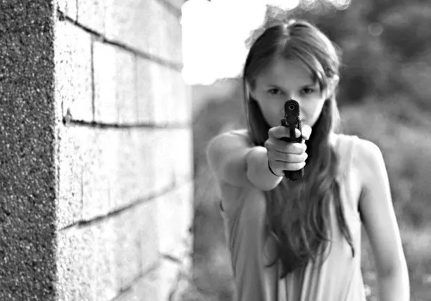 Chica con arma