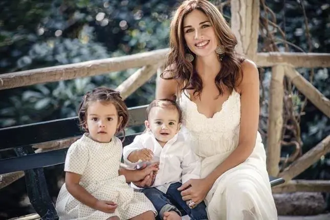 Andrea Frigerio, hermosa, con sus nietos. 