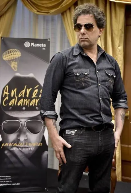 Andr�s Calamaro, sexy, barrig�n y rocker.