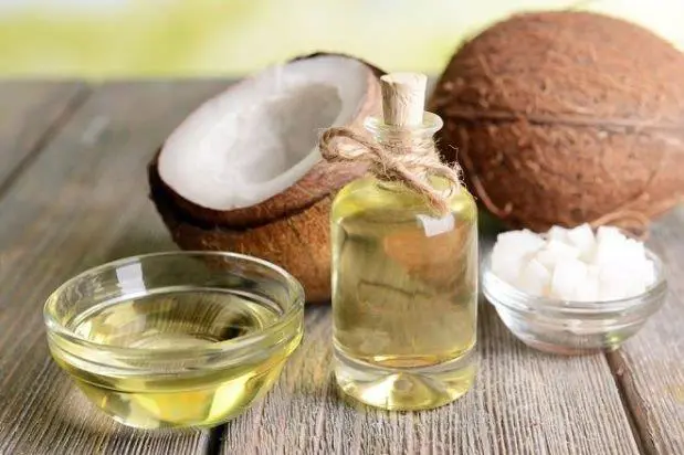 El aceite de coco tiene varios usos: éste es uno más.