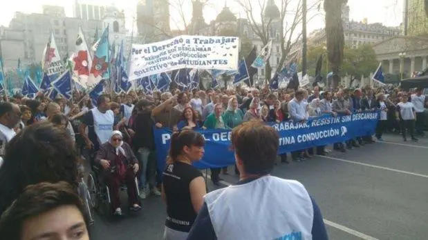 Hebe, en silla de ruedas, arengando la marcha