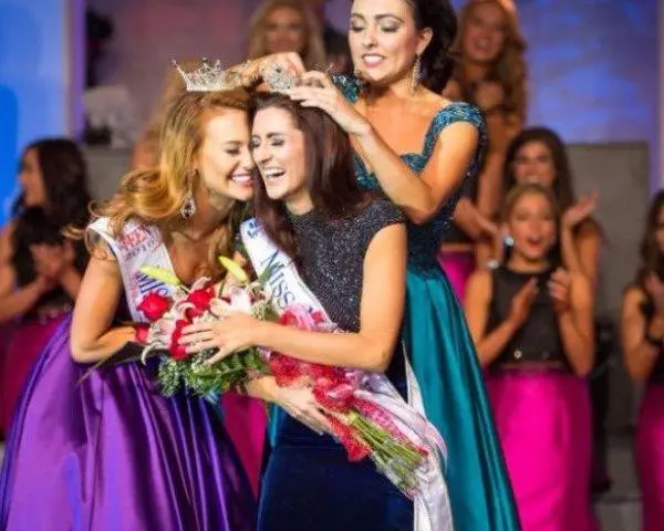 Erin es la primera mujer gay coronada reina.